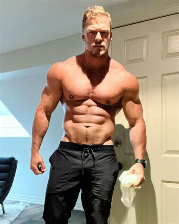 Alan Ritchson's Height In The Spotlight