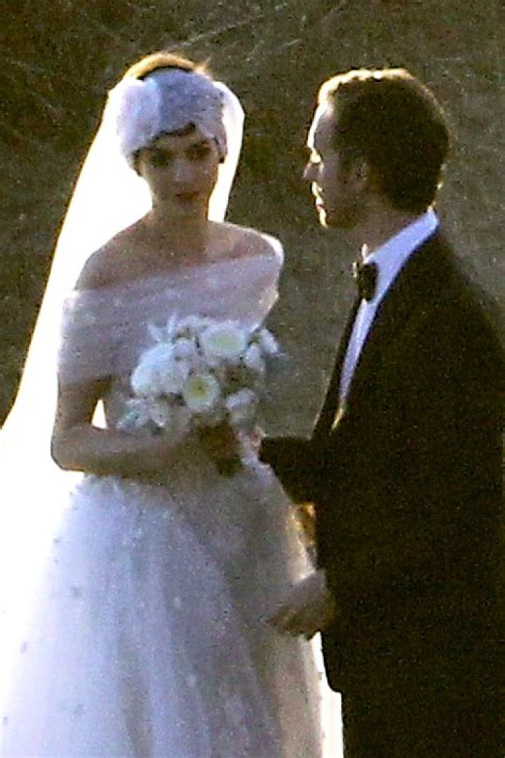 Unveiling The Timeless Elegance Of Anne Hathaway's Wedding Photos