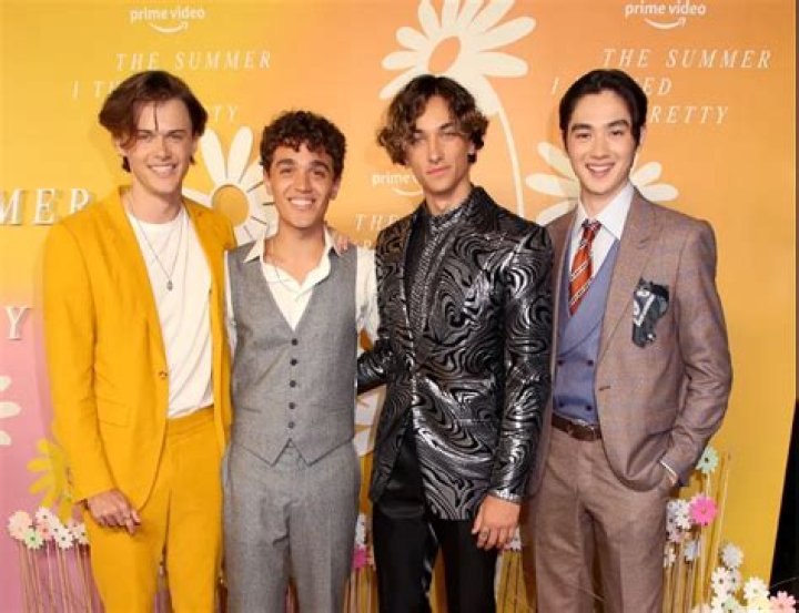 Unveiling Christopher Briney's Height: Insights And Surprising Revelations