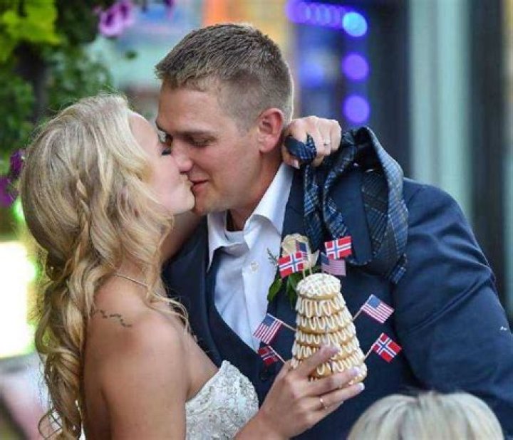 Is Mandy Hansen Still Married?